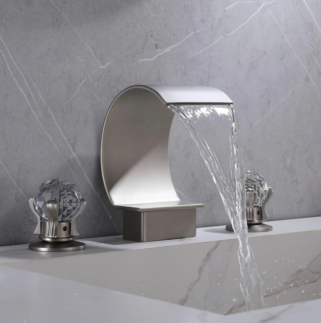 Luxurious Waterfall Basin Faucet Single Handle 3-Hole European Faucet